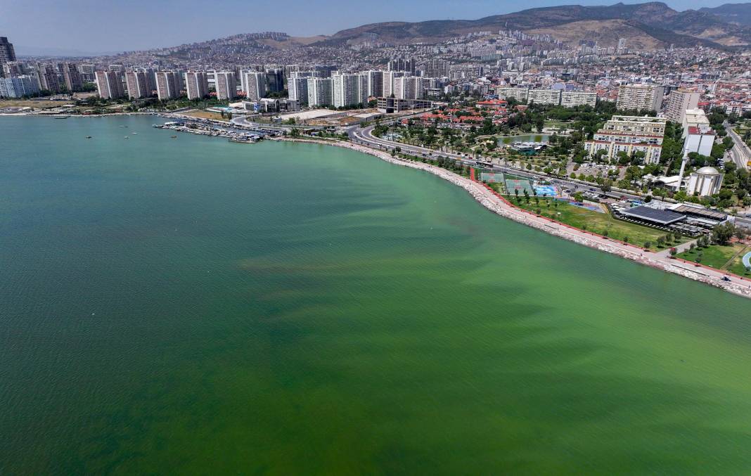 İzmir’de denizin rengi değişti! Görüntü ne ifade ediyor? 2